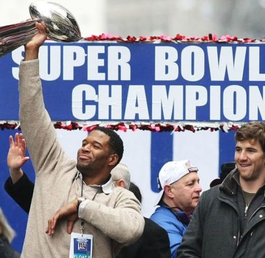 DE Michael Strahan y QB Eli Manning con los New York Giants