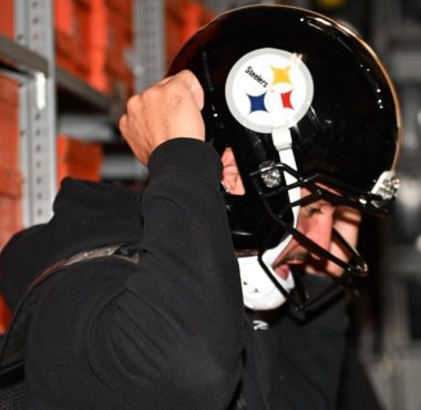 Sebastián Castro con los Pittsburgh Steelers. Foto: Steelers en Español