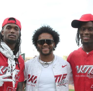 QB Kyler Murray en evento benéfico con los WR CeeDee Lamb y George Pickens, Dallas Cowboys