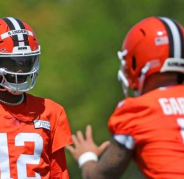 QB Shedeur Sanders y QB Dillon Gabriel, Cleveland Browns