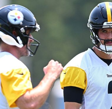 QB Aaron Rodgers (izquierda), y QB Mason Rudolph (derecha), Pittsburgh Steelers