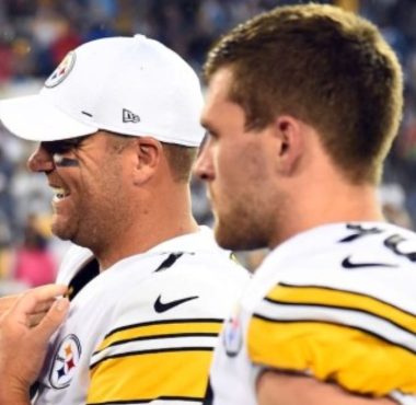 QB Ben Roethlisberger y LB TJ Watt con los Pittsburgh Steelers