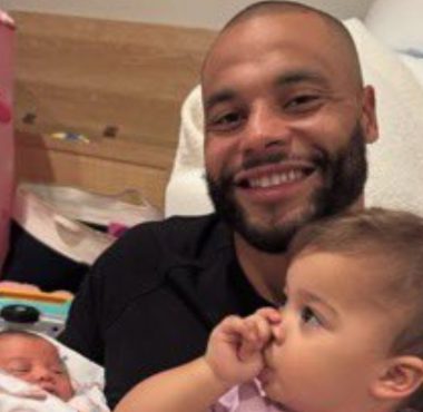 Dak Prescott festeja el Día del Padre 2025 de la NFL. Foto: Dallas Cowboys