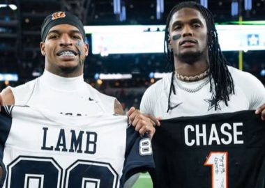 Intercambio de jerseys entre el WR Ja'Marr Chase, Cincinnati Bengals (Izquierda) y el WR CeeDee Lamb, Dallas Cowboys (derecha)