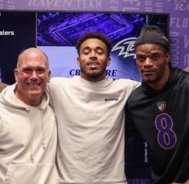 CB Jaire Alexander, acompañado por el QB Lamar Jackson, tras su firma con los Baltimore Ravens