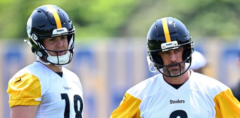 QB Will Howard (izquierda) y QB Aaron Rodgers (derecha), Pittsburgh Steelers