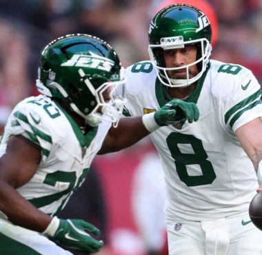 QB Aaron Rodgers entrega balón al RB Breece Hall, New York Jets en 2024