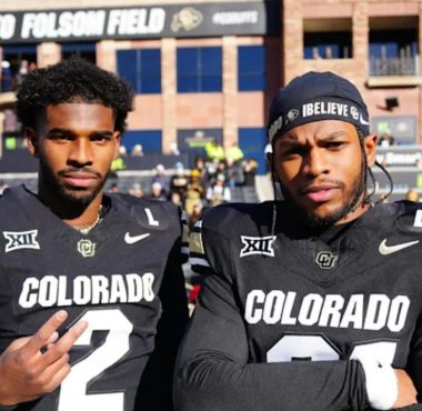 QB Shedeur Sanders y S Shilo Sanders con los Colorado Buffaloes