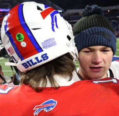 QB Josh Allen, Buffalo Bills; y QB Drake Maye, New England Patriots