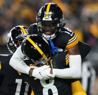 QB Kenny Pickett (8) y WR Diontae Johnson (18) con los Pittsburgh Steelers en 2023