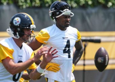 QB Aaron Rodgers y WR DK Metcalf, Pittsburgh Steelers