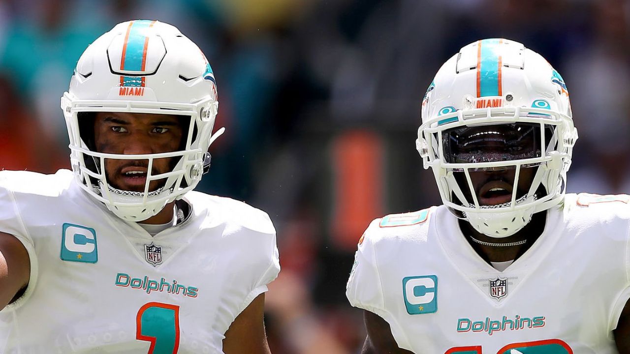 QB Tua Tagovailoa (izquierda) y WR Tyreek Hill (derecha), Miami Dolphins