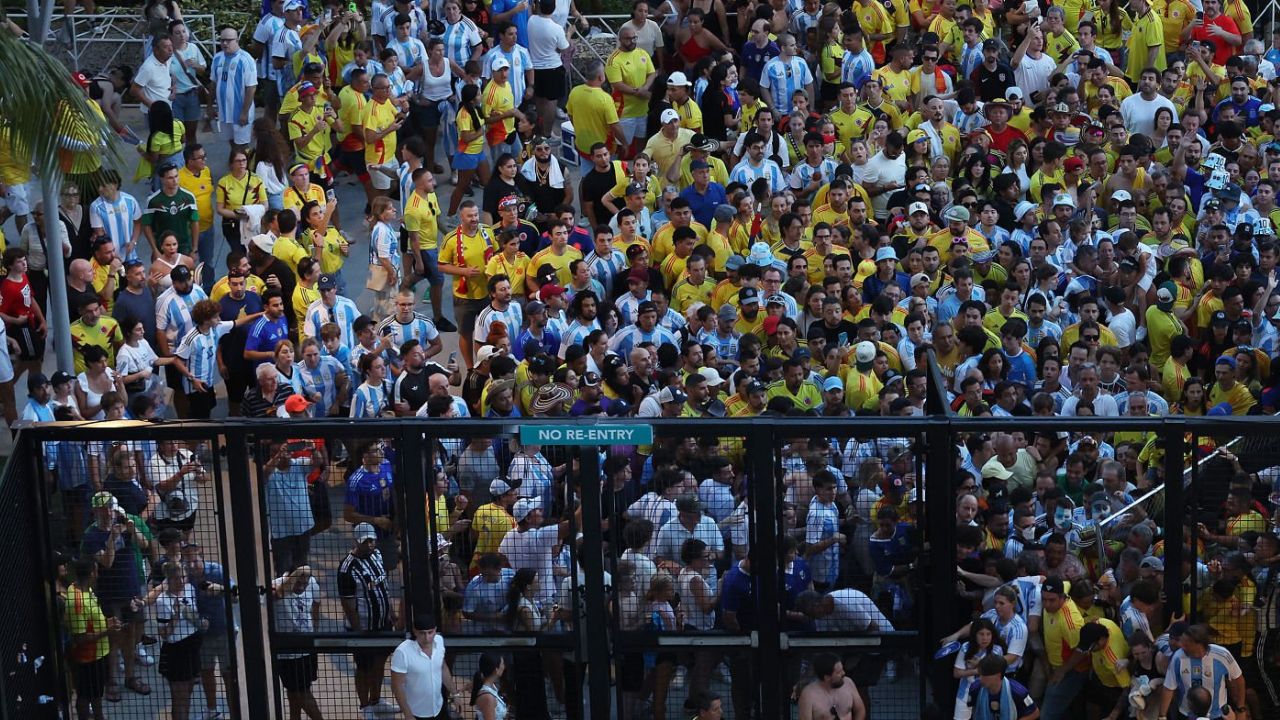 Aficionados de Colombia y Argentina intentando entrar al Hard Rock Stadium, hogar de los Miami Dolphins