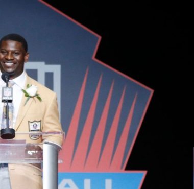 RB LaDainian Tomlinson en su ceremonia de inducción al Salón de la Fama NFL