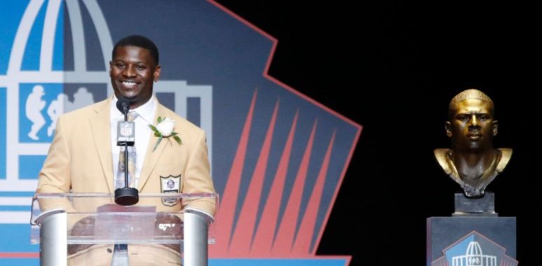 RB LaDainian Tomlinson en su ceremonia de inducción al Salón de la Fama NFL