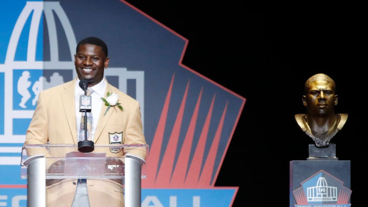 RB LaDainian Tomlinson en su ceremonia de inducción al Salón de la Fama NFL