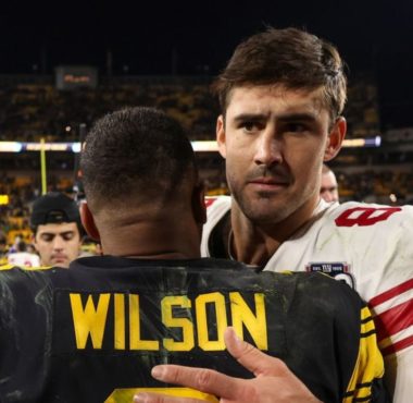 QB Russell Wilson con los Pittsburgh Steelers; QB Daniel Jones con los New York Giants