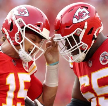 QB Patrick Mahomes y RG Trey Smith, Kansas City Chiefs