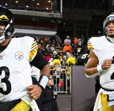 QB Justin Fields (derecha) y QB Russell Wilson (izquierda); Pittsburgh Steelers