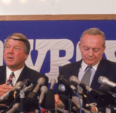 Jerry Jones (derecha); Jimmy Johnson (izquierda)