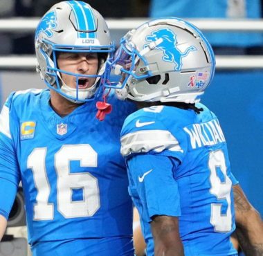 QB Jared Goff (izquierda), WR Jameson Williams (centro), Detroit Lions.