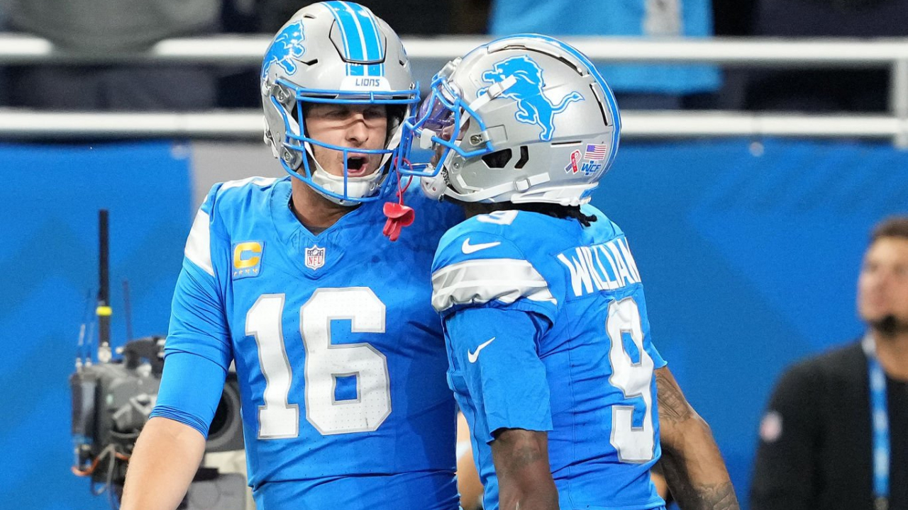 QB Jared Goff (izquierda), WR Jameson Williams (centro), Detroit Lions.