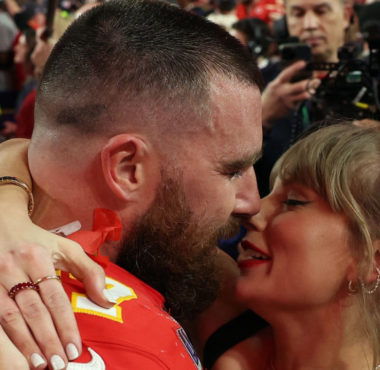 TE Travis Kelce (izquierda), Taylor Swift (derecha)