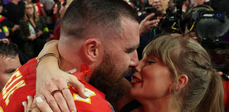 TE Travis Kelce (izquierda), Taylor Swift (derecha)