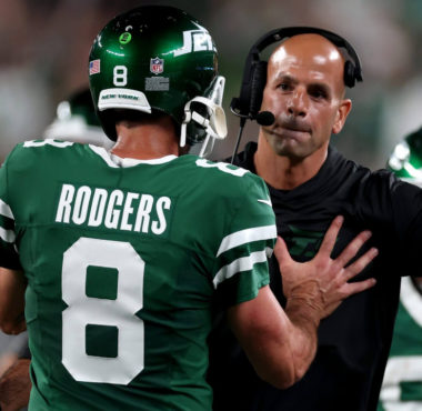 QB Aaron Rodgers (centro), HC Robert Saleh (derecha), New York Jets