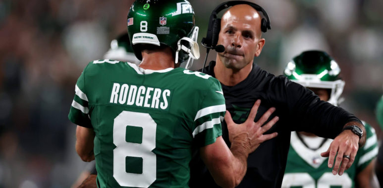 QB Aaron Rodgers (centro), HC Robert Saleh (derecha), New York Jets