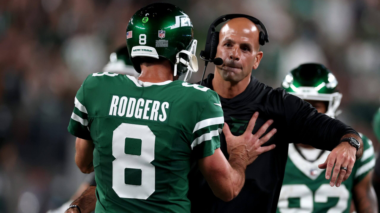 QB Aaron Rodgers (centro), HC Robert Saleh (derecha), New York Jets