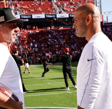 HC Kyle Shanahan (izquierda), Robert Saleh (derecha)