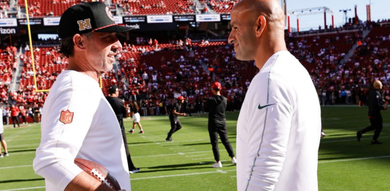 HC Kyle Shanahan (izquierda), Robert Saleh (derecha)