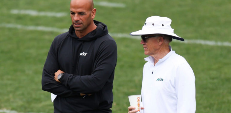 Robert Saleh (izquierda) y el propietario Woody Johnson (derecha) de los New York Jets