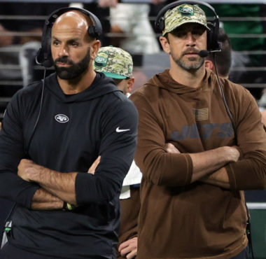 Robert Saleh (izquierda), QB Aaron Rodgers (derecha), New York Jets