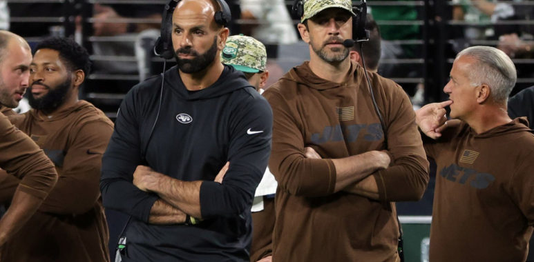 Robert Saleh (izquierda), QB Aaron Rodgers (derecha), New York Jets