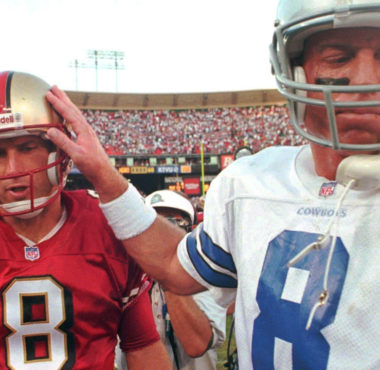 QB Steve Young, San Francisco 49ers (izquierda) y QB Troy Aikman, Dallas Cowboys (derecha)