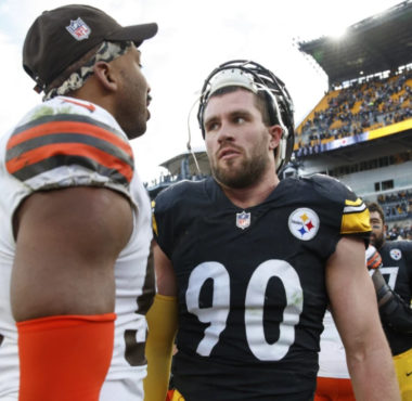 DE Myles Garrett (izquierda) y LB T.J. Watt (derecha)