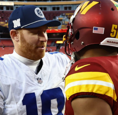 QB Cooper Rush, Dallas Cowboys (izquierda) y LB Bobby Wagner, Washington Commanders (derecha)