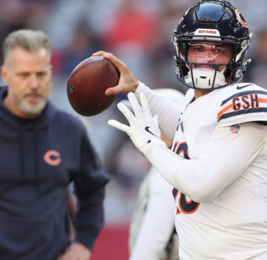 HC Matt Eberflus (izquierda) y QB Caleb Williams (derecha), Chicago Bears