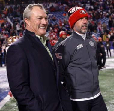 GM John Lynch (izquierda) y HC Kyle Shanahan (derecha), San Francisco 49ers