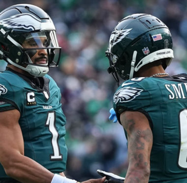 QB Jalen Hurts (izquierda) y WR DeVonta Smith (derecha), Philadelphia Eagles