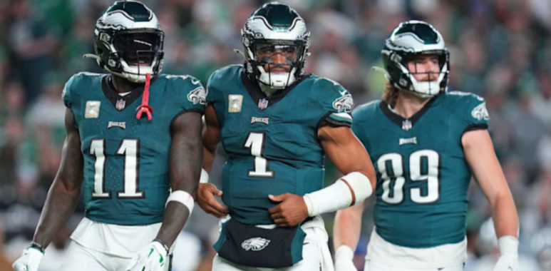 WR A.J. Brown (izquierda), QB Jalen Hurts (centro), Philadelphia Eagles