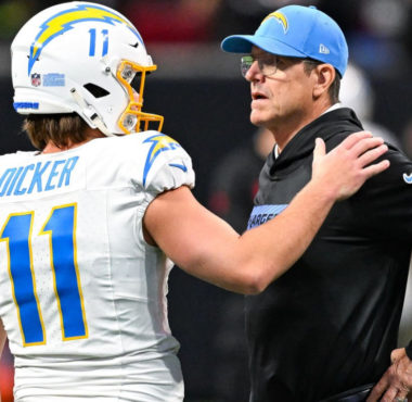 K Cameron Dicker (izquierda), HC John Harbaugh (derecha), Los Angeles Chargers