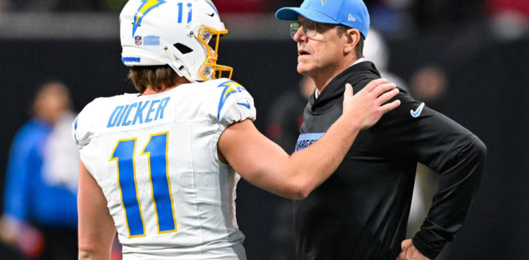 K Cameron Dicker (izquierda), HC John Harbaugh (derecha), Los Angeles Chargers