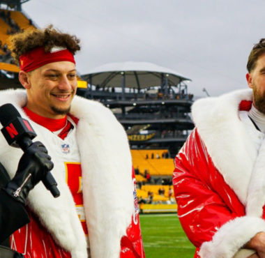 QB Patrick Mahomes (izquierda), TE Travis Kelce (derecha), Kansas City Chiefs