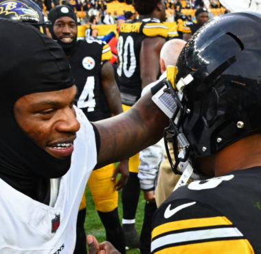 QB Lamar Jackson (izquierda), QB Russell Wilson (derecha), Pittsburgh Steelers