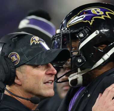 HC John Harbaugh (izquierda), RB Derrick Henry (derecha), Baltimore Ravens