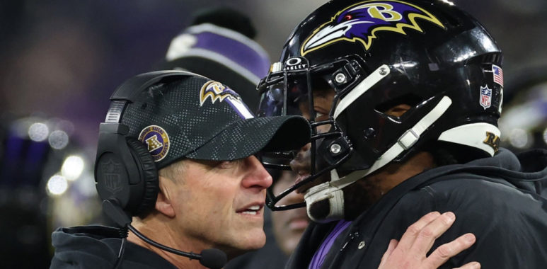 HC John Harbaugh (izquierda), RB Derrick Henry (derecha), Baltimore Ravens