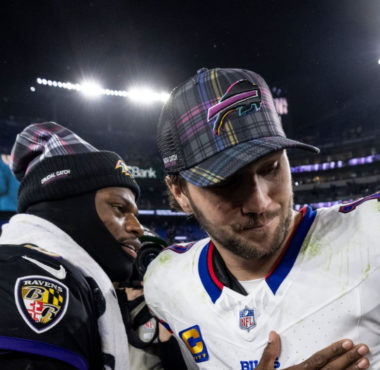 QB Lamar Jackson (izquierda), QB Josh Allen (derecha)